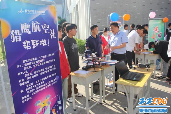 学校党委副书记马进伟同社团辅导教师讨论