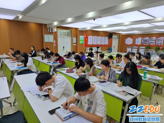 参与教师专注聆听