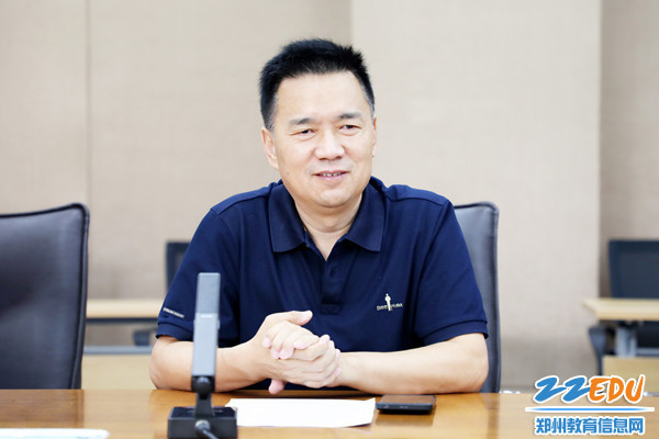 8校长郭勤学与检查组交流_副本
