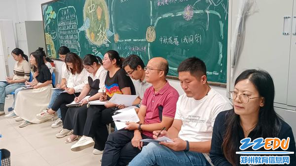 5.老师们在认真观摩微班会活动