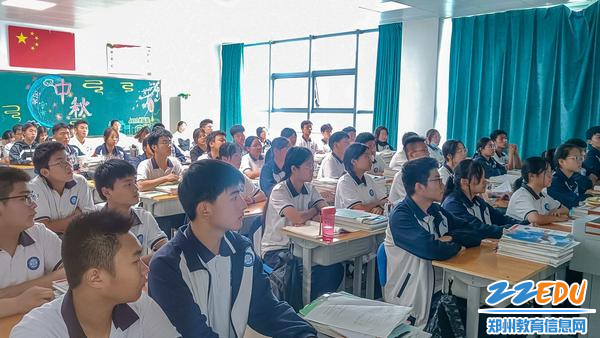 1.同学们在认真参与微班会活动