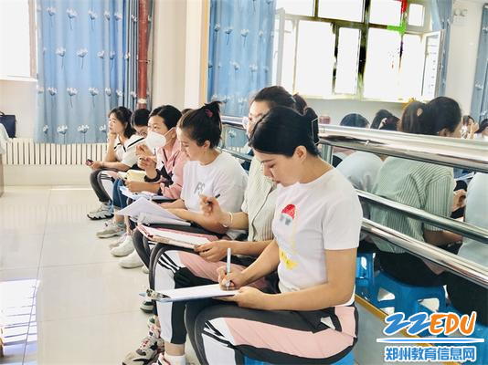 8.哈密市学前教师认真学习