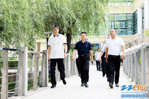 1河南省健康单位建设评估工作检查组走进郑州11中开展健康单位专项督导检查工作_副本