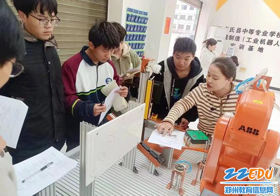 郑州市科技工业学校教师马素珍带领学生探寻工业机器人奥秘