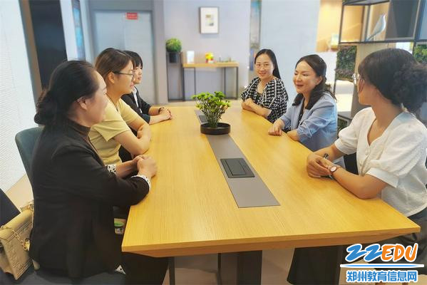 10.张莉与名师工作室成员进行研讨