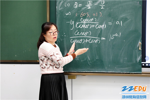 1张丹霄老师说题现场