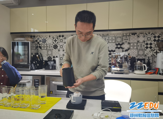 2023年郑州最美教师周阳亲自示范咖啡冲泡过程