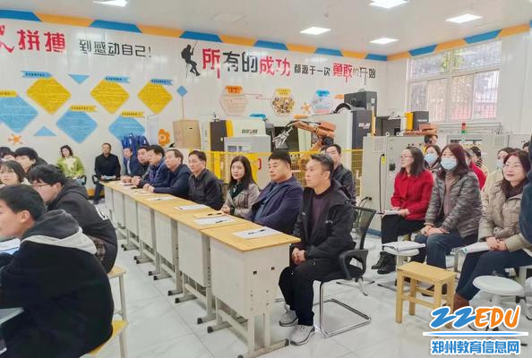 两校领导和老师认真听课