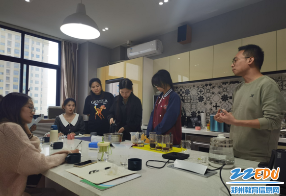 周阳观察与指导冲泡过程