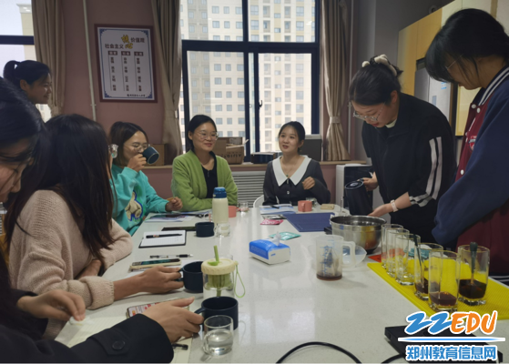 与会教师体验咖啡冲泡与品尝交流