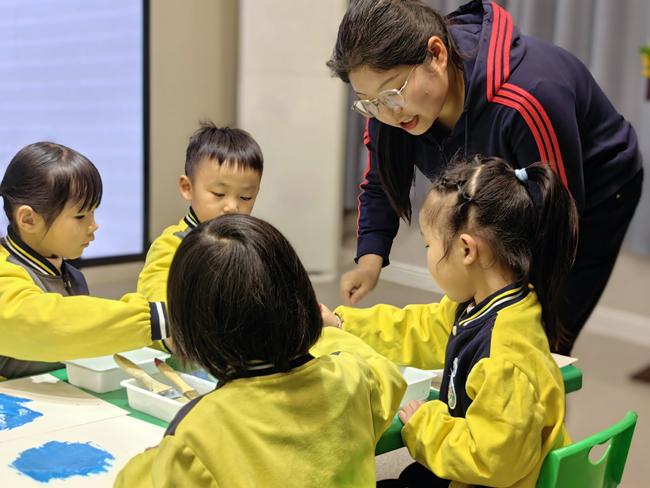 5.汪老师运用废旧硬纸板进行创意绘画，激发了孩子们的想象力和创造力。