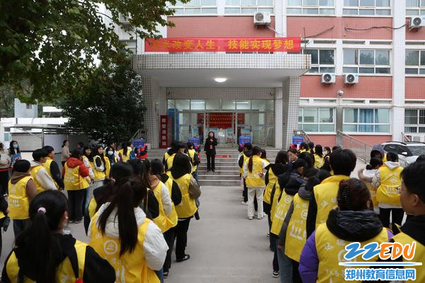 4参赛人员有序等待入场
