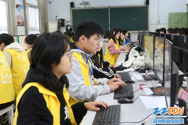 5参赛选手们在比赛现场比赛