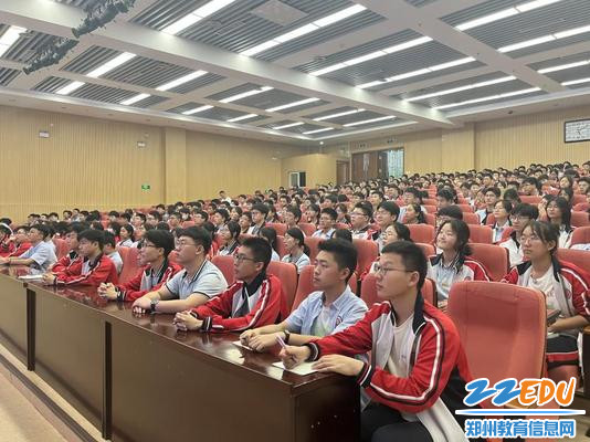 同学们认真听报告