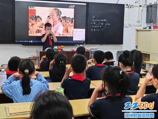 7.纬一路小学学生认真做眼保健操_1024_768_70