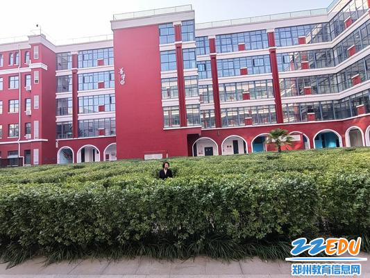 来到树篱迷宫，郑州11中领导老师一行人饶有兴趣地体验打卡