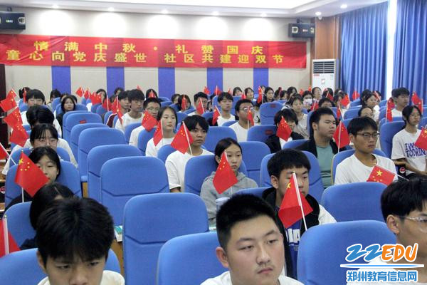 8同学们认真观看比赛