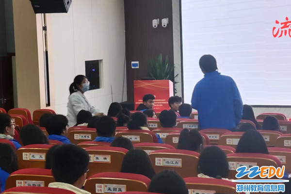 会场同学认真听讲积极回答问题_副本
