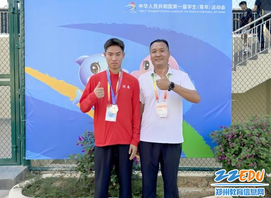 3潘澳洋和教练董志臻合影