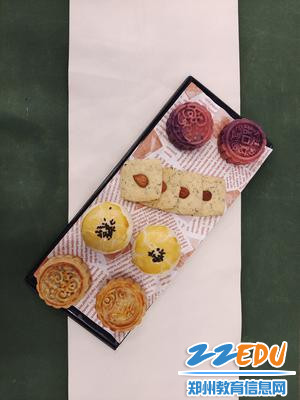 5学校酒管专业部学生制作的月饼