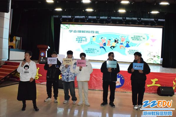 4.同学们在台上做互动小游戏