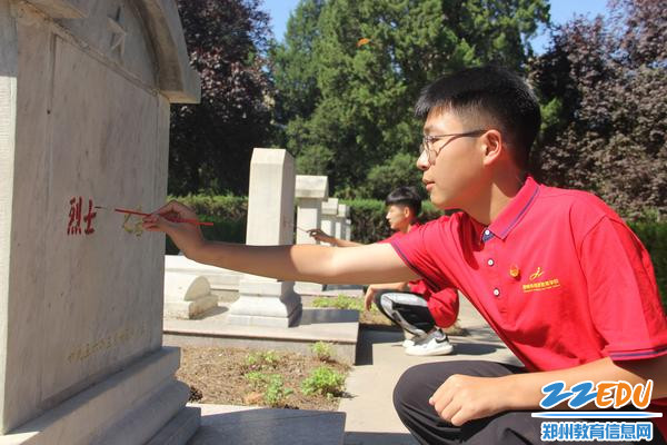 4.同学们为烈士墓描金
