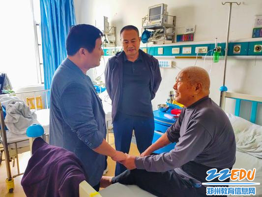 1.副校长郑棣代表学校领导慰问离休教师