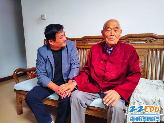 3.与离休教师庞振邦话家常