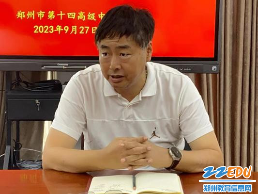 校党总支书记、校长杨建臣送上节日的祝福
