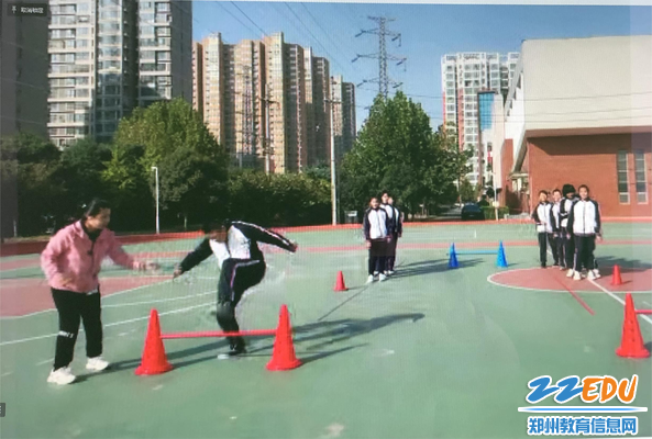 郑州市二七区辅读学校王潇老师执教《跨步式越过障碍》
