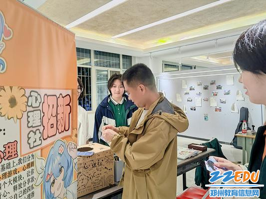 13.德育处主任李宪伟参与社团招新互动