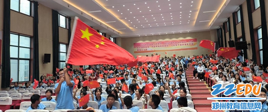现场同学挥动国旗党旗
