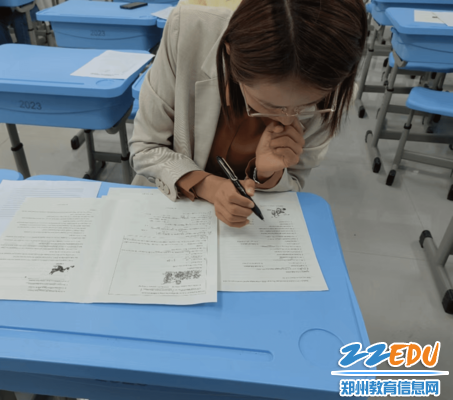 图片12（英语教师做阅读理解）