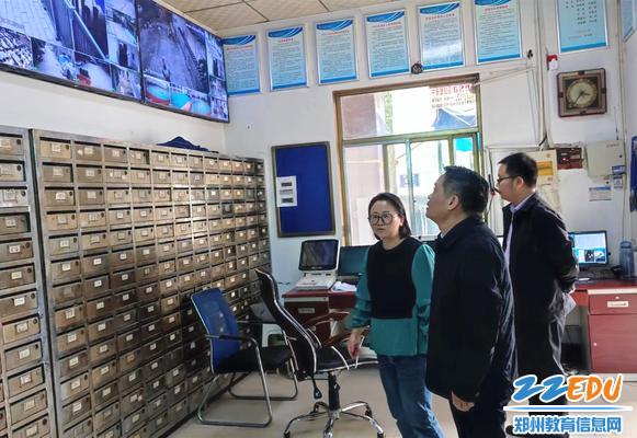 校长李玉国带领学校安全领导小组成员检查校园监控运行情况