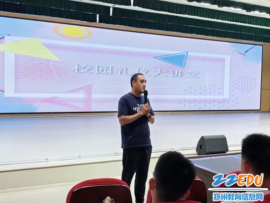 团委副书记、政教处副主任孙宝剑主持活动