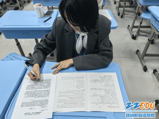 图片9（教师认真书写，答题卡满满当当）