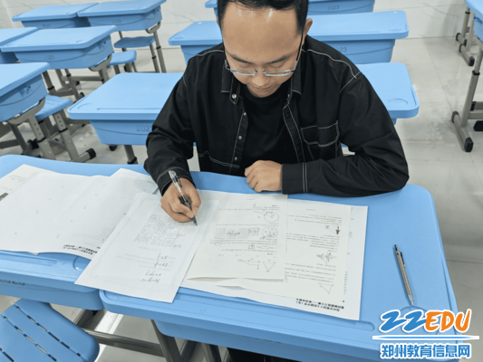 图片8（数学教师仔细演算）