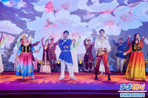 2雪莲艺术团带来开场舞《同心共筑中国梦》