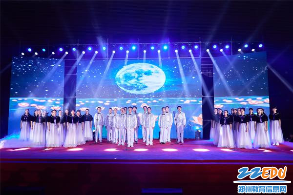 9合唱团带来的《月亮粑粑》为全体师生送上中秋祝福