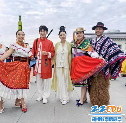 5财贸学校师生在中法加纳国际文化艺术节中与国际友人合影留念