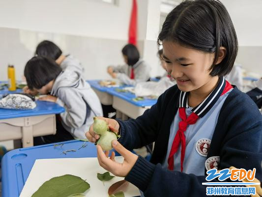 挂在脸上的微笑传递着快乐