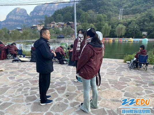 班主任崔志茗和学生沟通交流