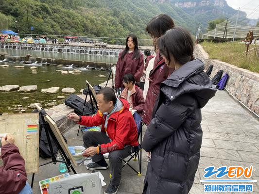 美术教师陈鹏给学生指导