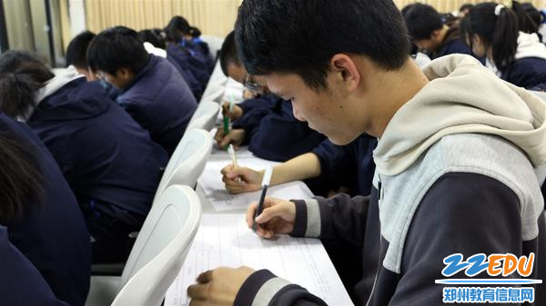 学生在认真思考_副本