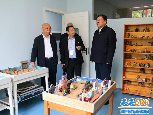 参观心理咨询室_副本