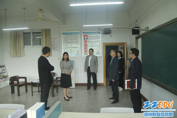 专家组实地查看学科基地办公室
