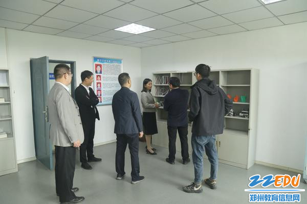 专家组实地查看数学学科教室