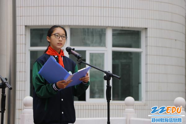 学生代表七（2）中队职子涵同学做国旗下演讲