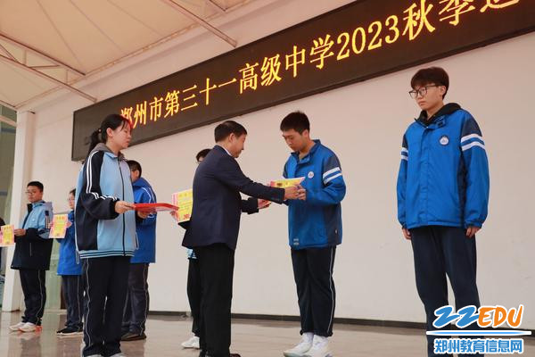 张新慧书记为获奖班级的学生代表颁发奖状