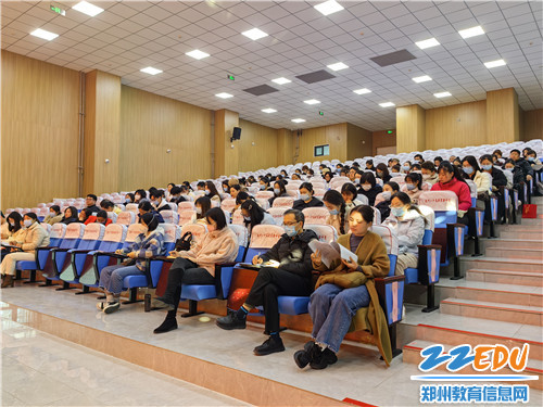 图2各中小学特教专干、各幼儿园园长认真记录
